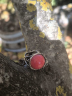 “Anello artigianale in argento con corallo rosso da 16 carati, rana e perla bianca”
