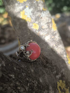 “Anello artigianale in argento con corallo rosso da 16 carati, rana e perla bianca”