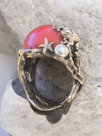 “Anello artigianale in argento con corallo rosso da 16 carati, rana e perla bianca”