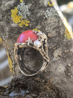 “Anello artigianale in argento con corallo rosso da 16 carati, rana e perla bianca”
