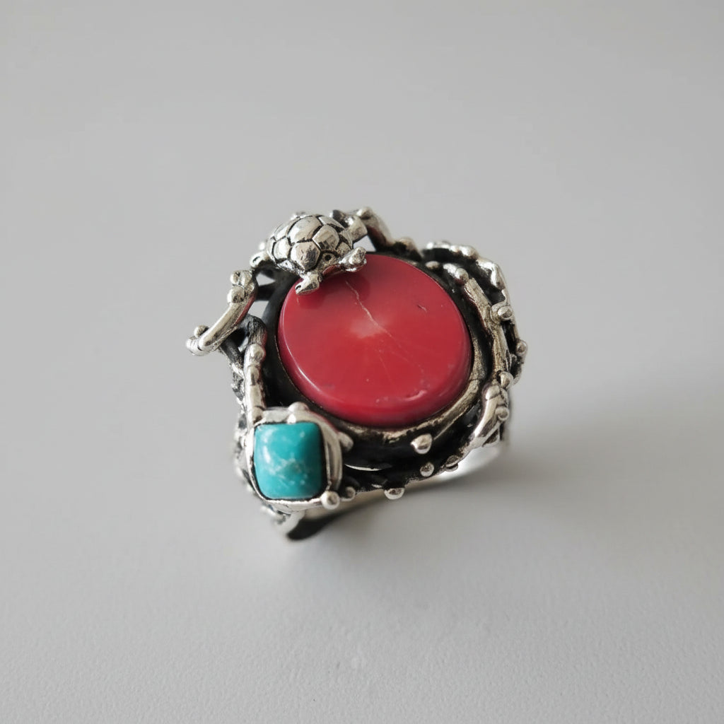 Anello artigianale in argento con corallo rosso, turchese blu e tartaruga scolpita, gioiello ispirato al mare