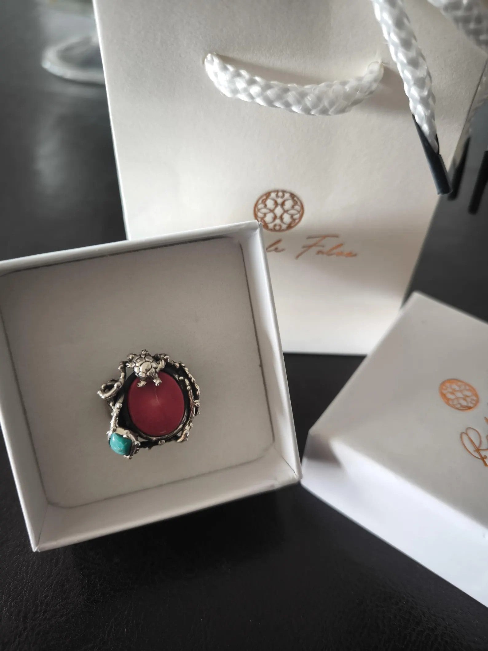 Anello artigianale in argento con corallo rosso, turchese blu e tartaruga scolpita, gioiello ispirato al mare