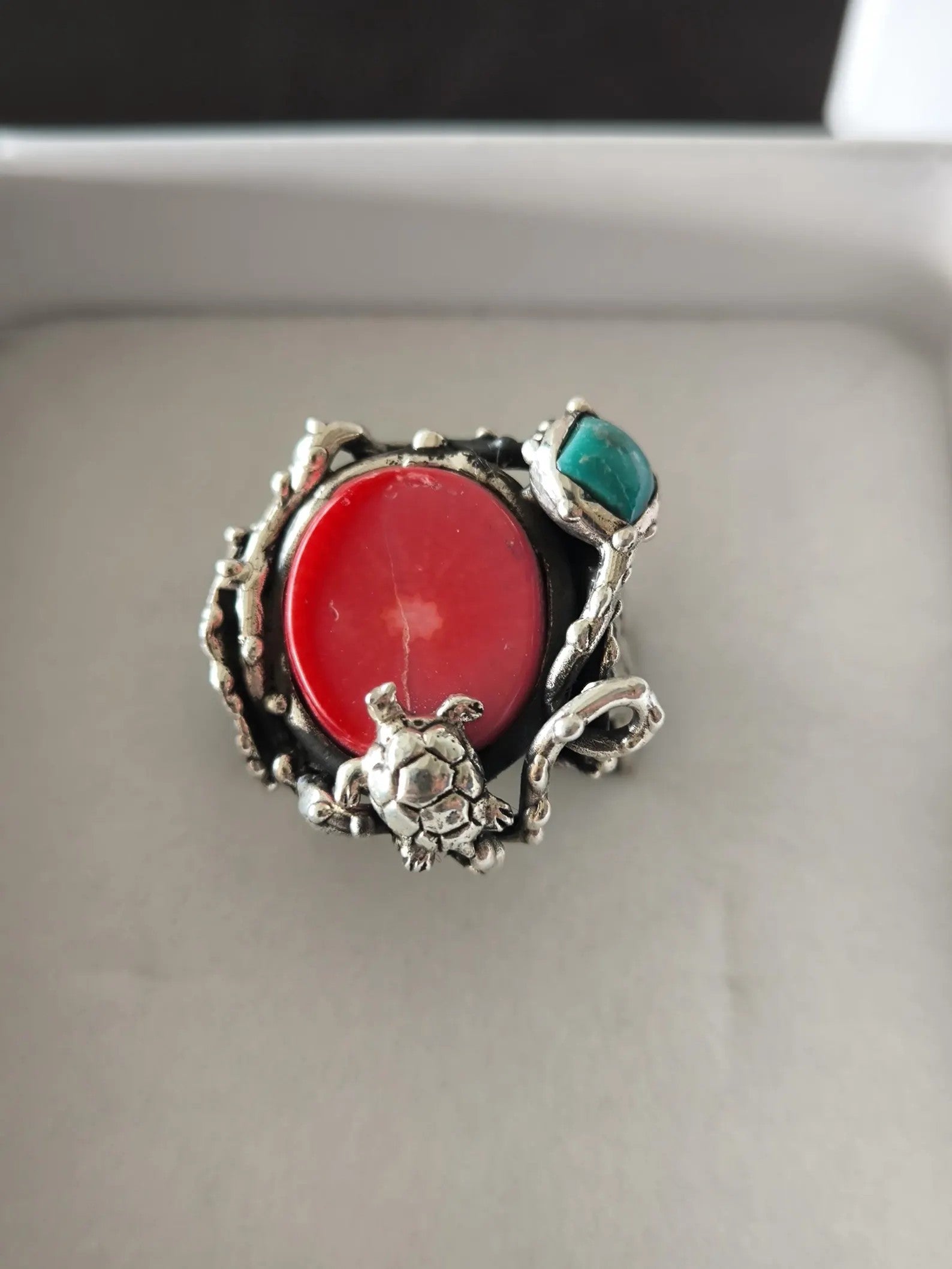 Anello artigianale in argento con corallo rosso, turchese blu e tartaruga scolpita, gioiello ispirato al mare