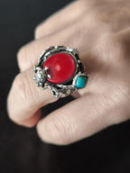 Anello artigianale in argento con corallo rosso, turchese blu e tartaruga scolpita, gioiello ispirato al mare