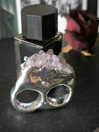 Anello scultoreo in argento a due dita con ametista drusa grezza e resina artistica fatto a mano