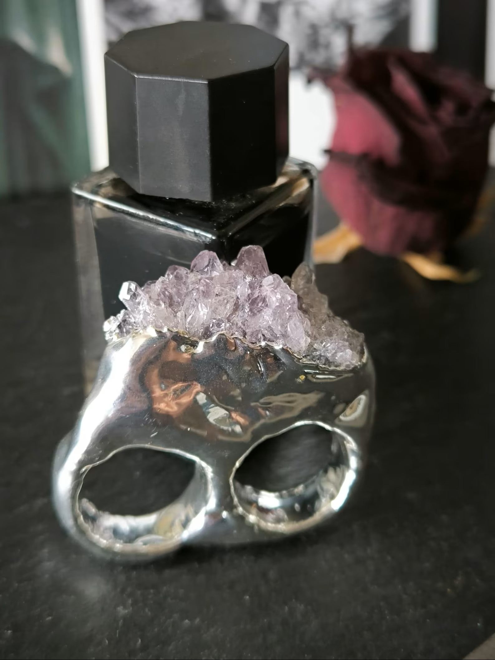 Anello scultoreo in argento a due dita con ametista drusa grezza e resina artistica fatto a mano
