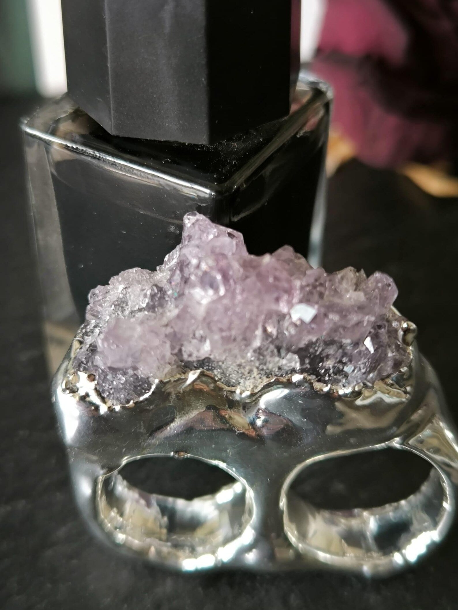 Anello scultoreo in argento a due dita con ametista drusa grezza e resina artistica fatto a mano