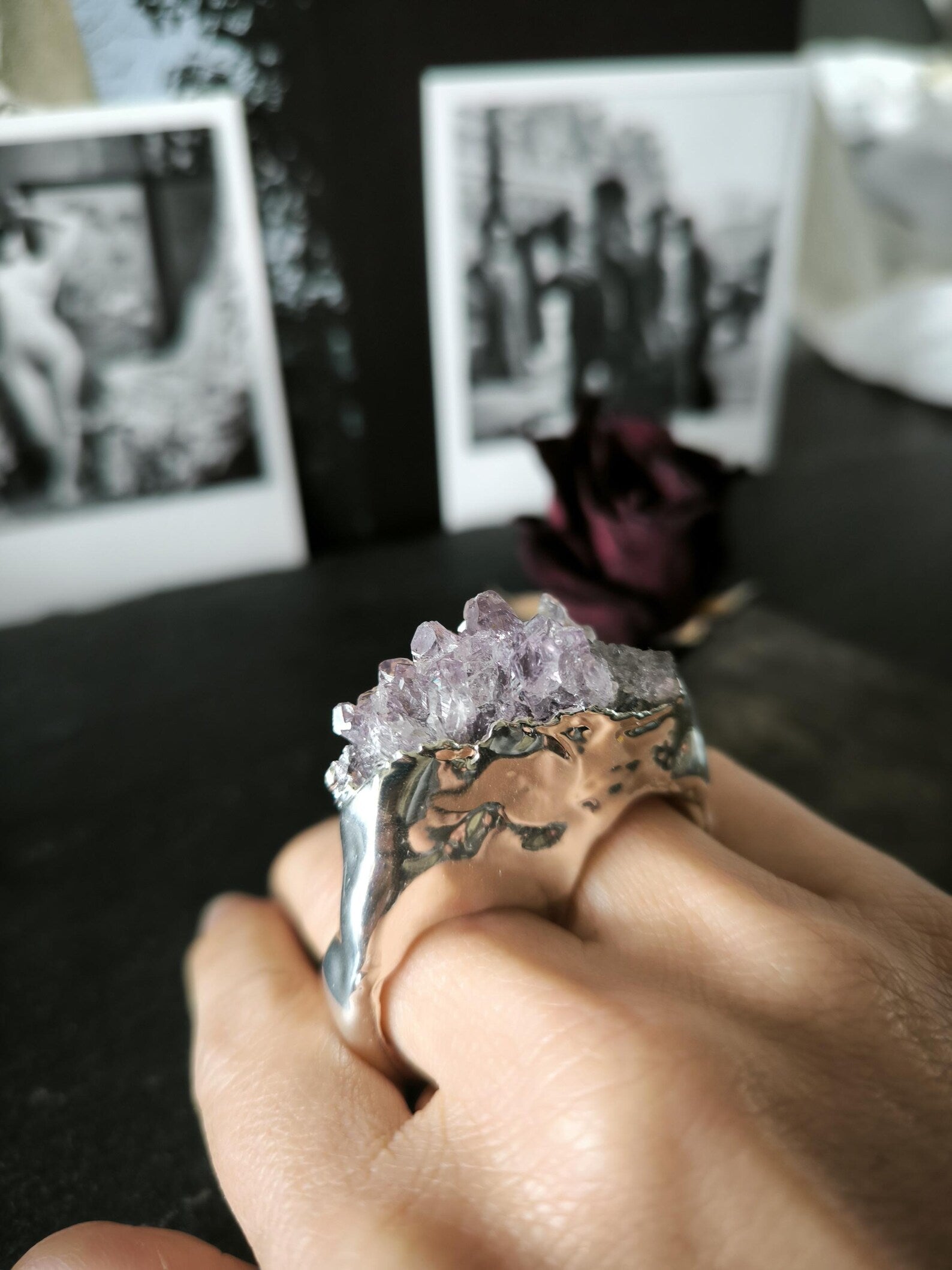 Anello scultoreo in argento a due dita con ametista drusa grezza e resina artistica fatto a mano