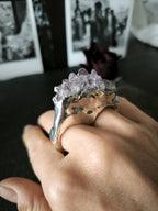 Anello scultoreo in argento a due dita con ametista drusa grezza e resina artistica fatto a mano