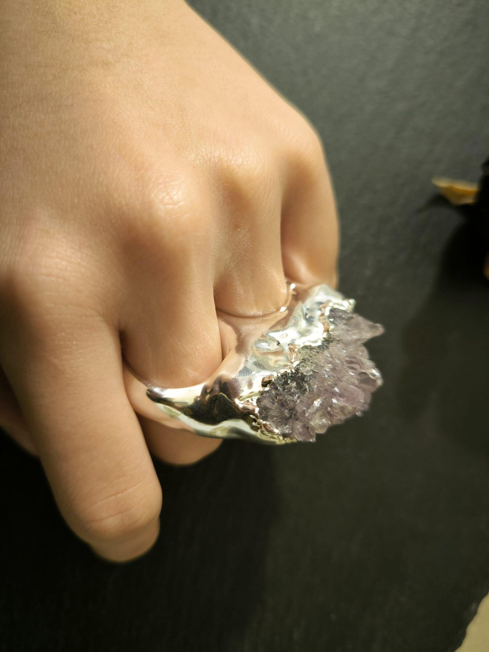 Anello scultoreo in argento a due dita con ametista drusa grezza e resina artistica fatto a mano