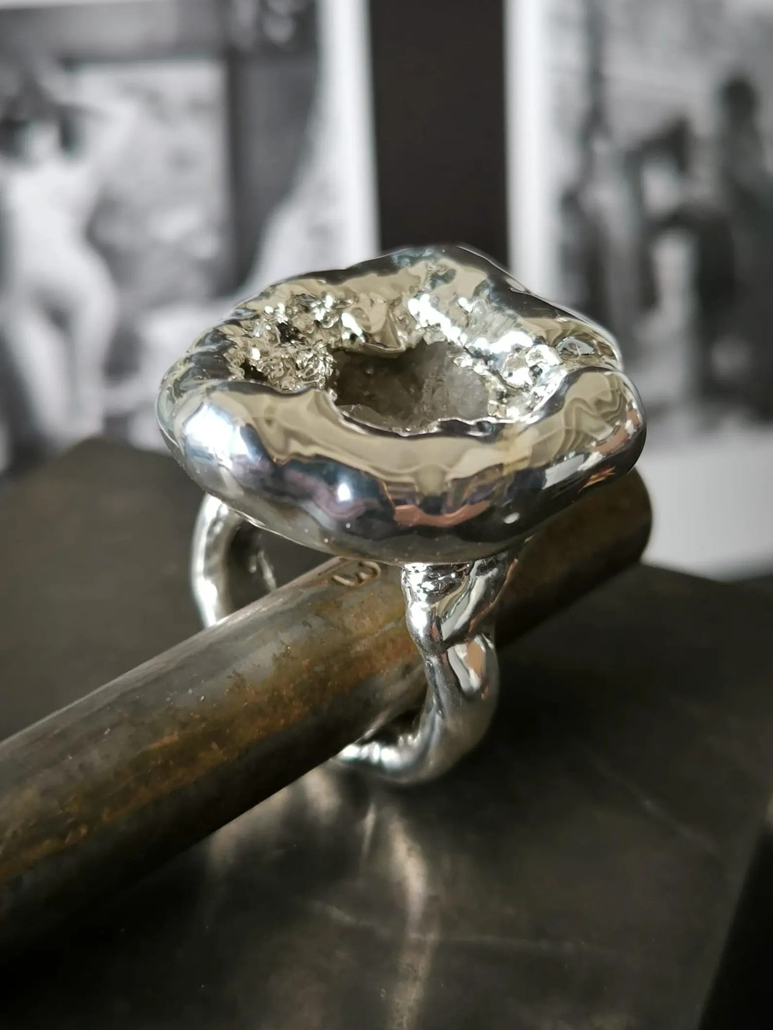 Anello scultoreo in argento fuso e resina artistica con druze di quarzo bianco naturale fatto a mano