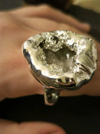 Anello scultoreo in argento fuso e resina artistica con druze di quarzo bianco naturale fatto a mano