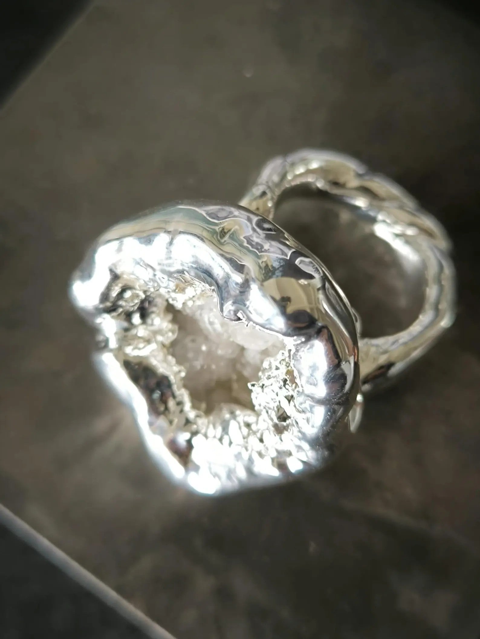 Anello scultoreo in argento fuso e resina artistica con druze di quarzo bianco naturale fatto a mano
