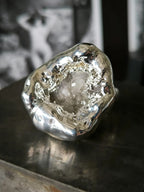 Anello scultoreo in argento fuso e resina artistica con druze di quarzo bianco naturale fatto a mano