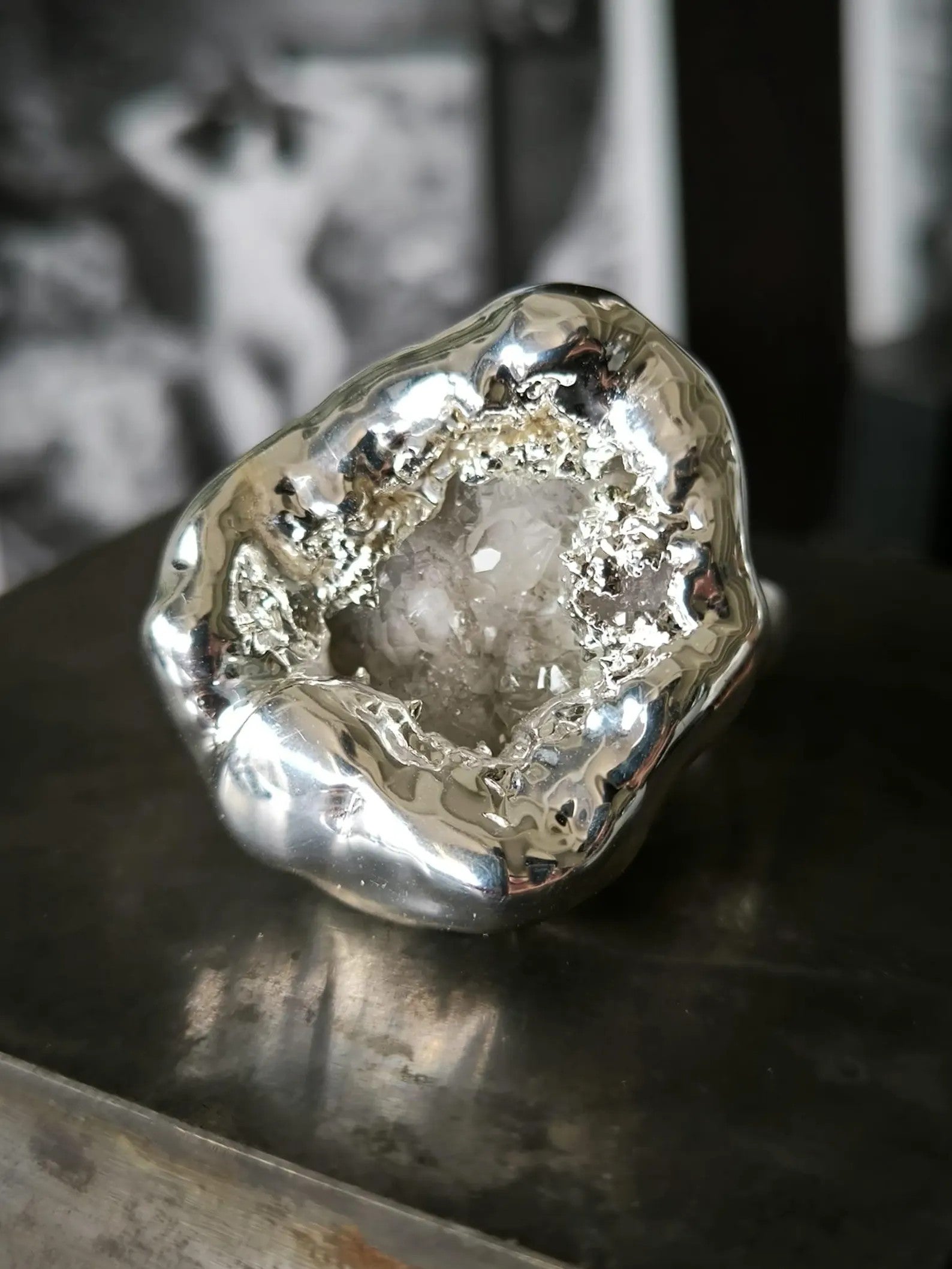 Anello scultoreo in argento fuso e resina artistica con druze di quarzo bianco naturale fatto a mano
