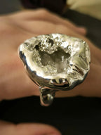 Anello scultoreo in argento fuso e resina artistica con druze di quarzo bianco naturale fatto a mano