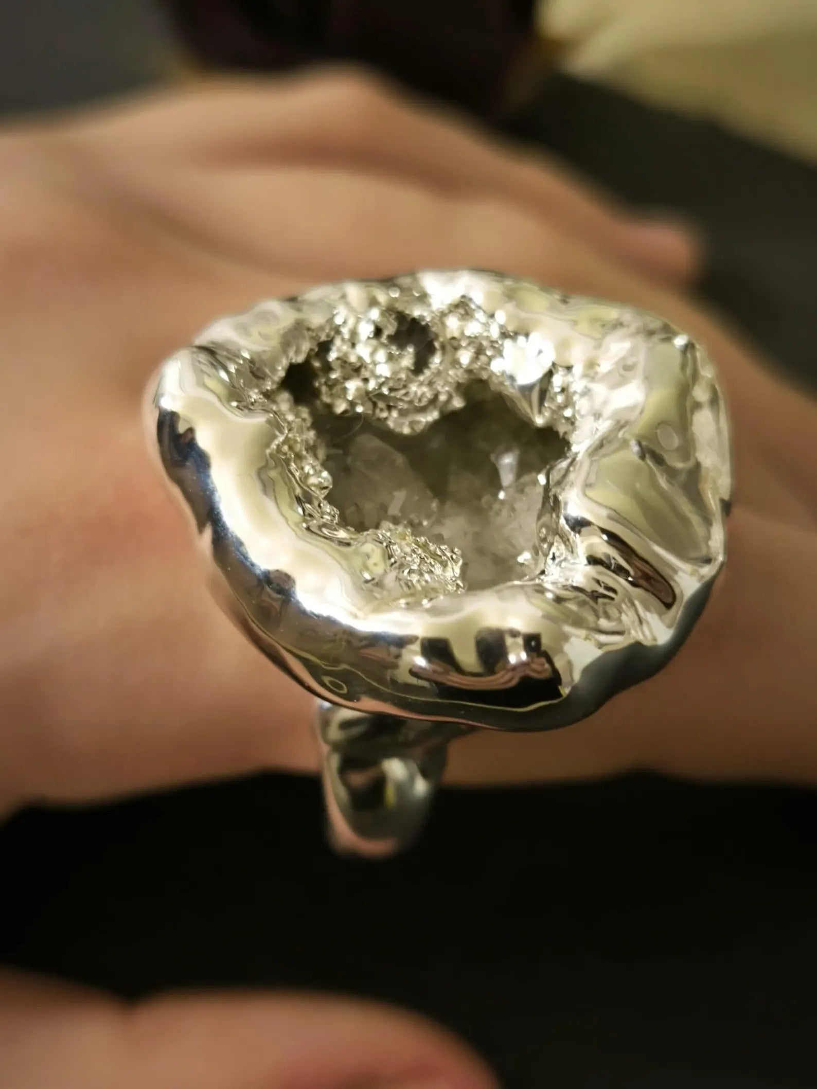 Anello scultoreo in argento fuso e resina artistica con druze di quarzo bianco naturale fatto a mano