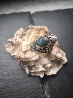 Anello artigianale in argento stile organico con giada grezza e topazi blu
