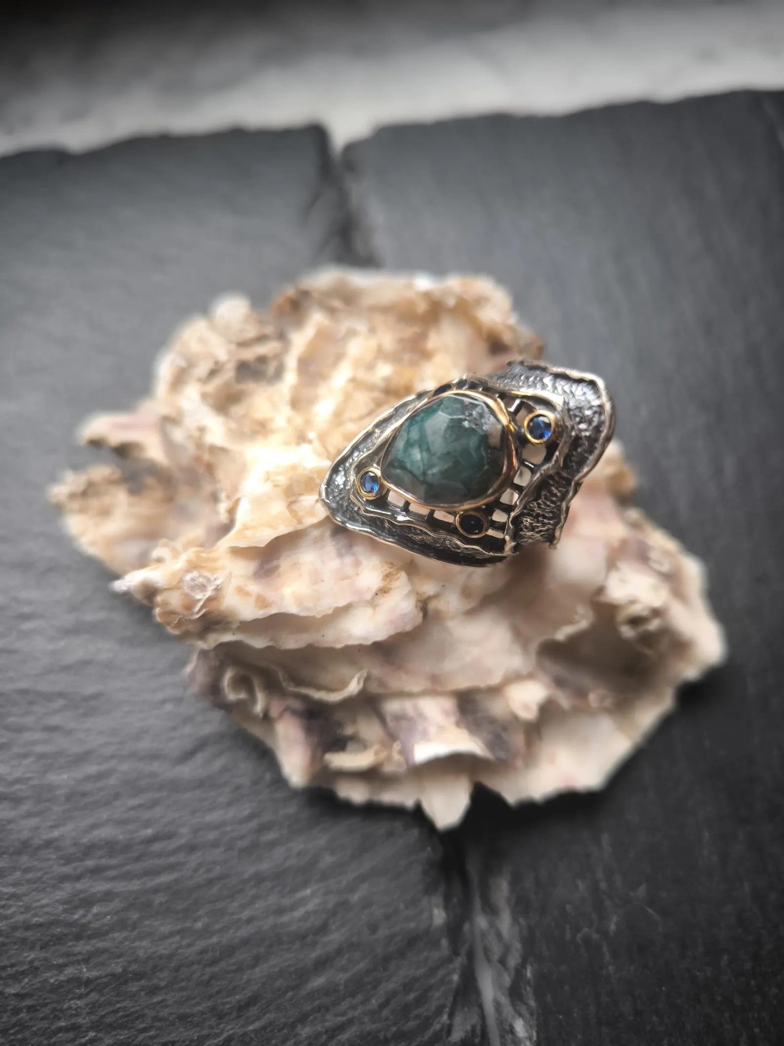 Anello artigianale in argento stile organico con giada grezza e topazi blu
