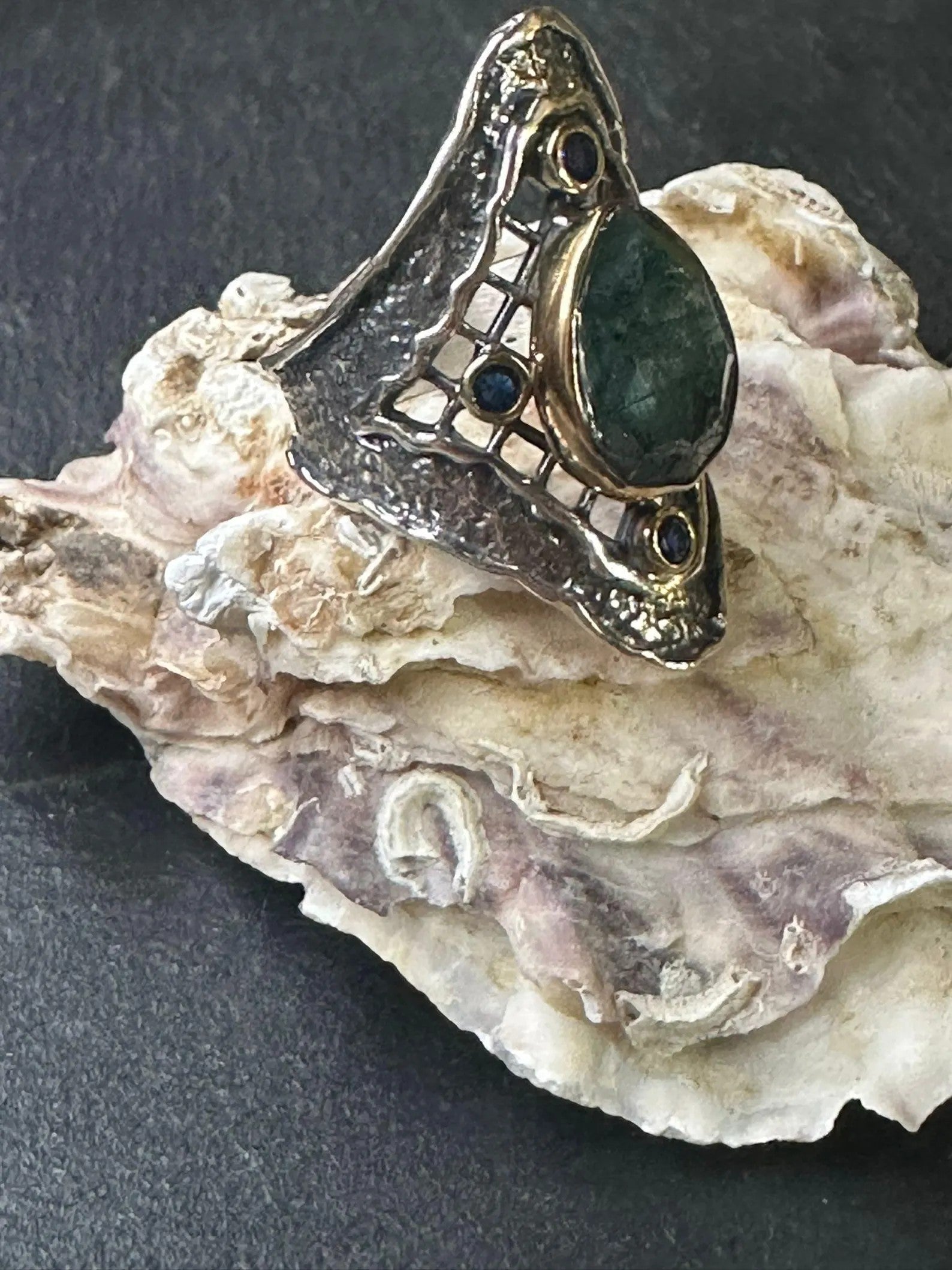 Anello artigianale in argento stile organico con giada grezza e topazi blu