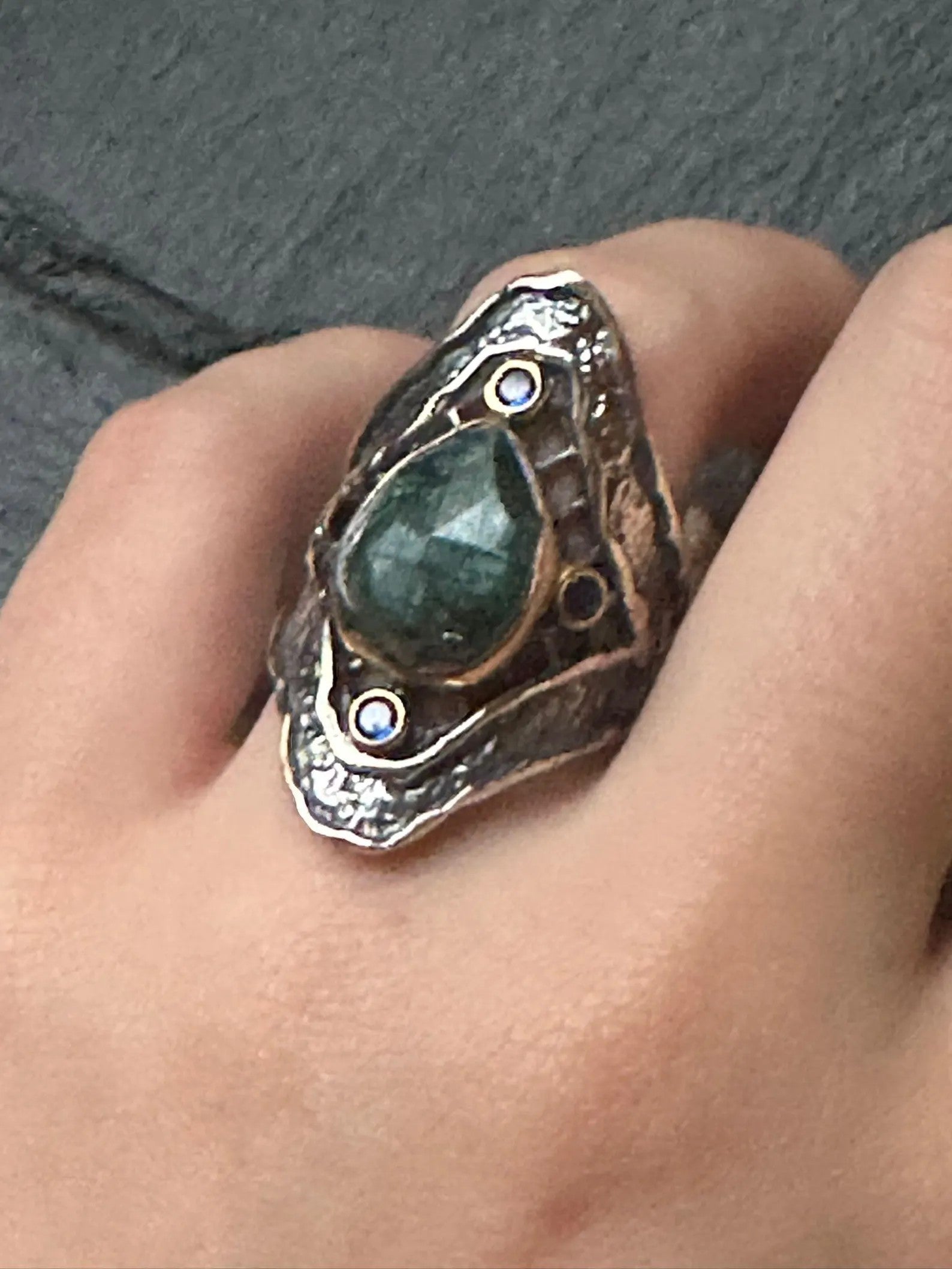 Anello artigianale in argento stile organico con giada grezza e topazi blu