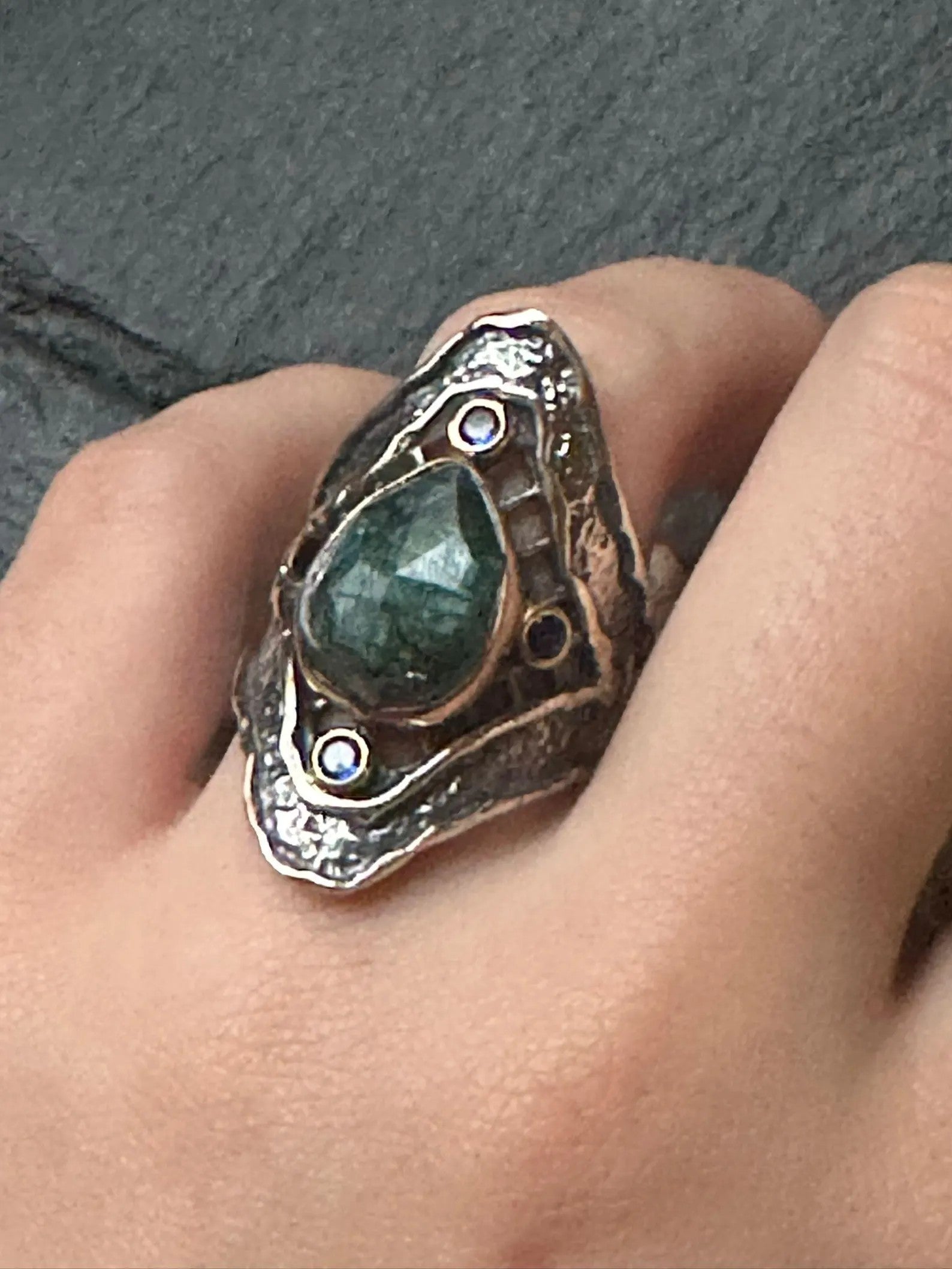 Anello artigianale in argento stile organico con giada grezza e topazi blu
