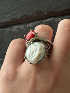 Anello artigianale in argento con perla barocca bianca e corallo rosso naturale
