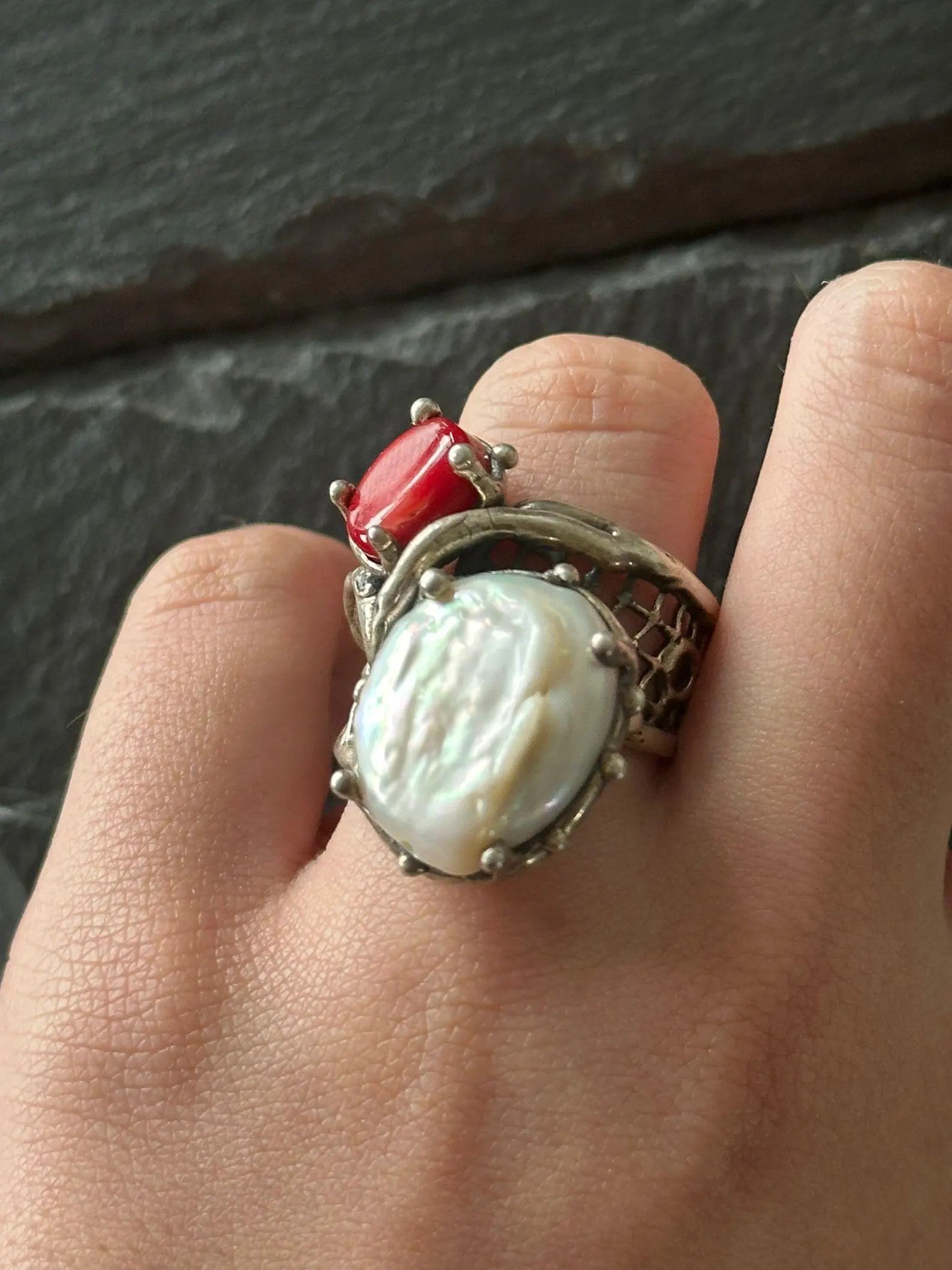Anello artigianale in argento con perla barocca bianca e corallo rosso naturale