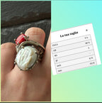 Anello artigianale in argento con perla barocca bianca e corallo rosso naturale