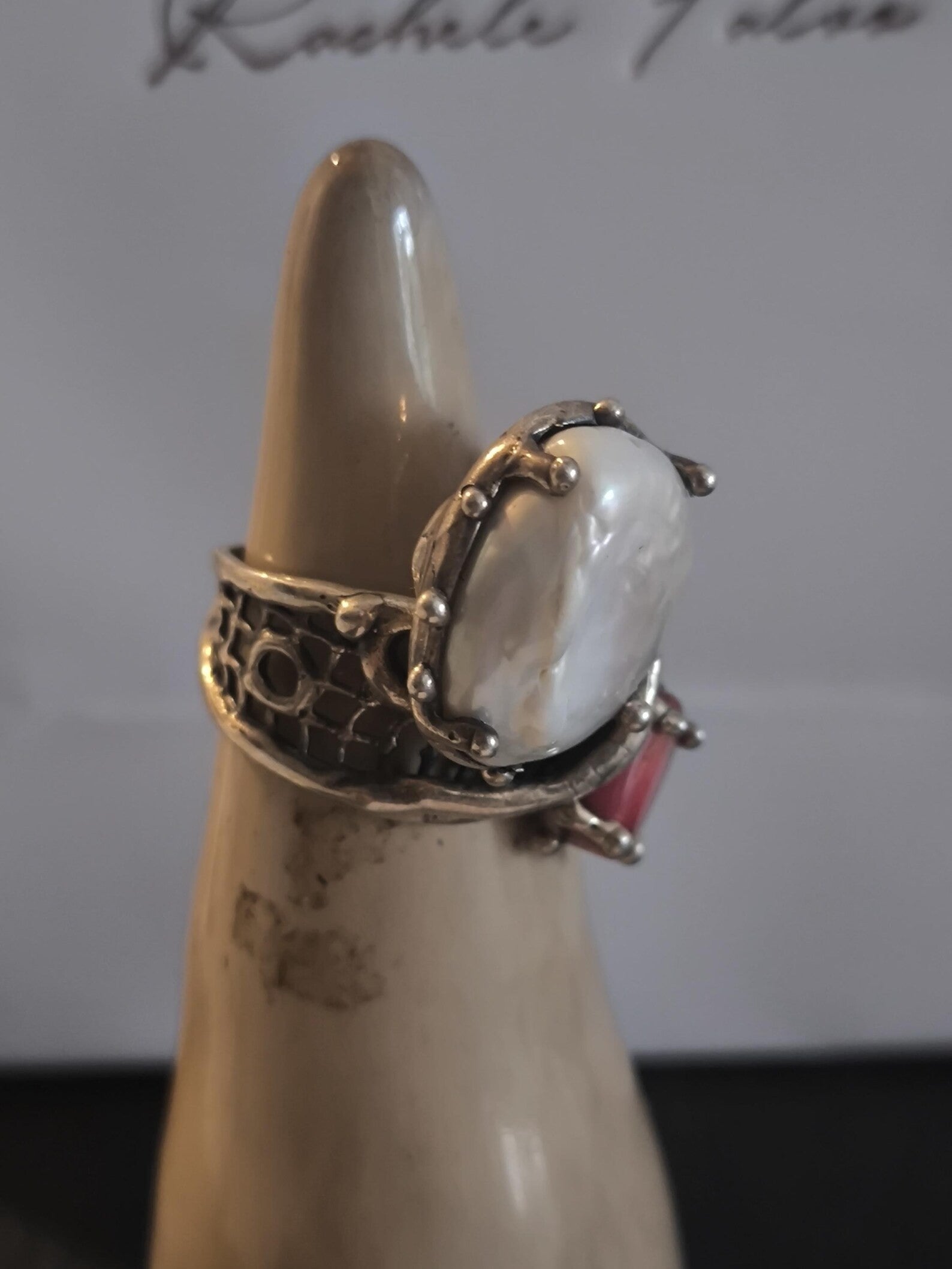 Anello artigianale in argento con perla barocca bianca e corallo rosso naturale
