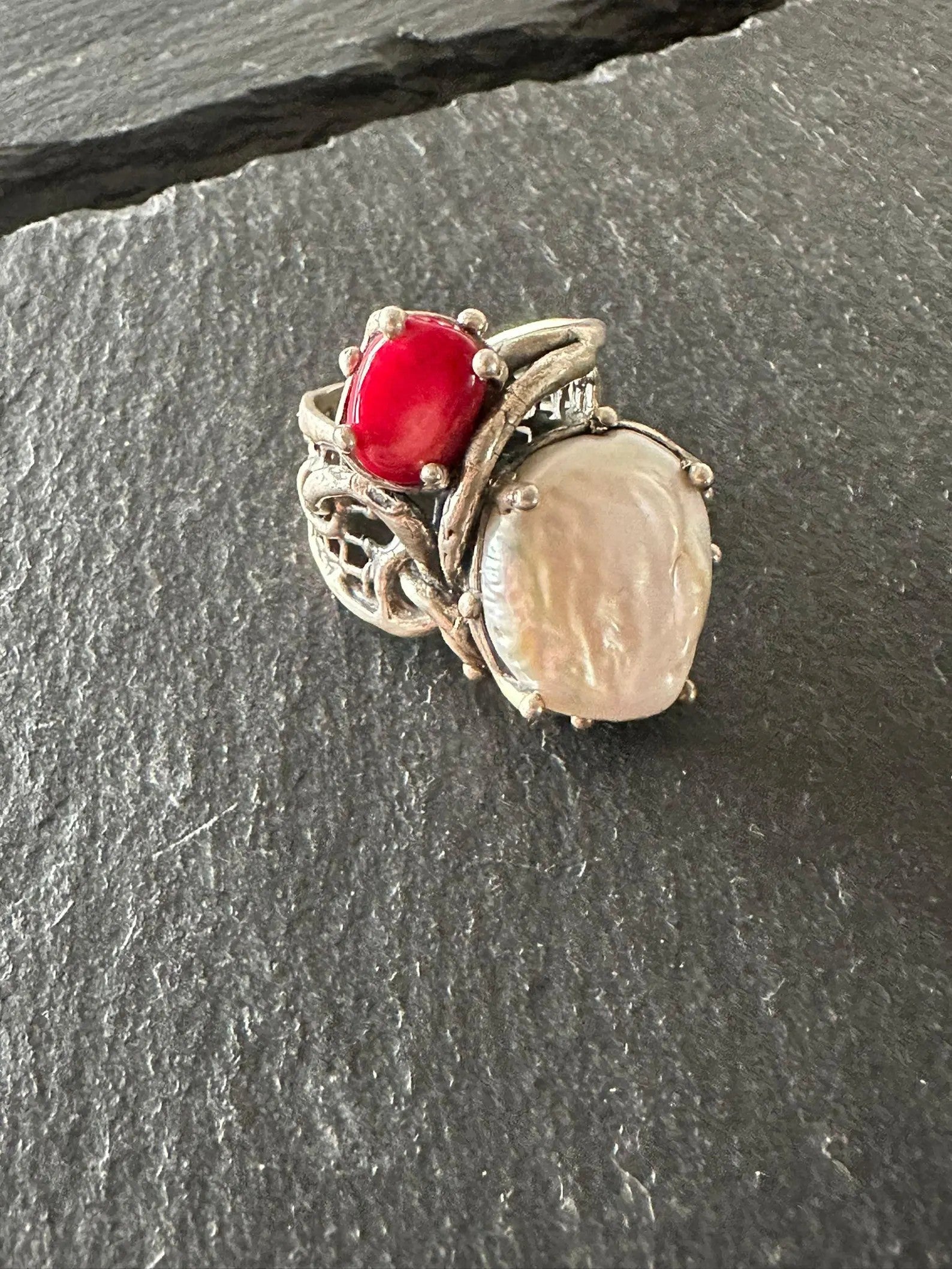 Anello artigianale in argento con perla barocca bianca e corallo rosso naturale