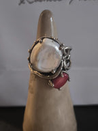 Anello artigianale in argento con perla barocca bianca e corallo rosso naturale