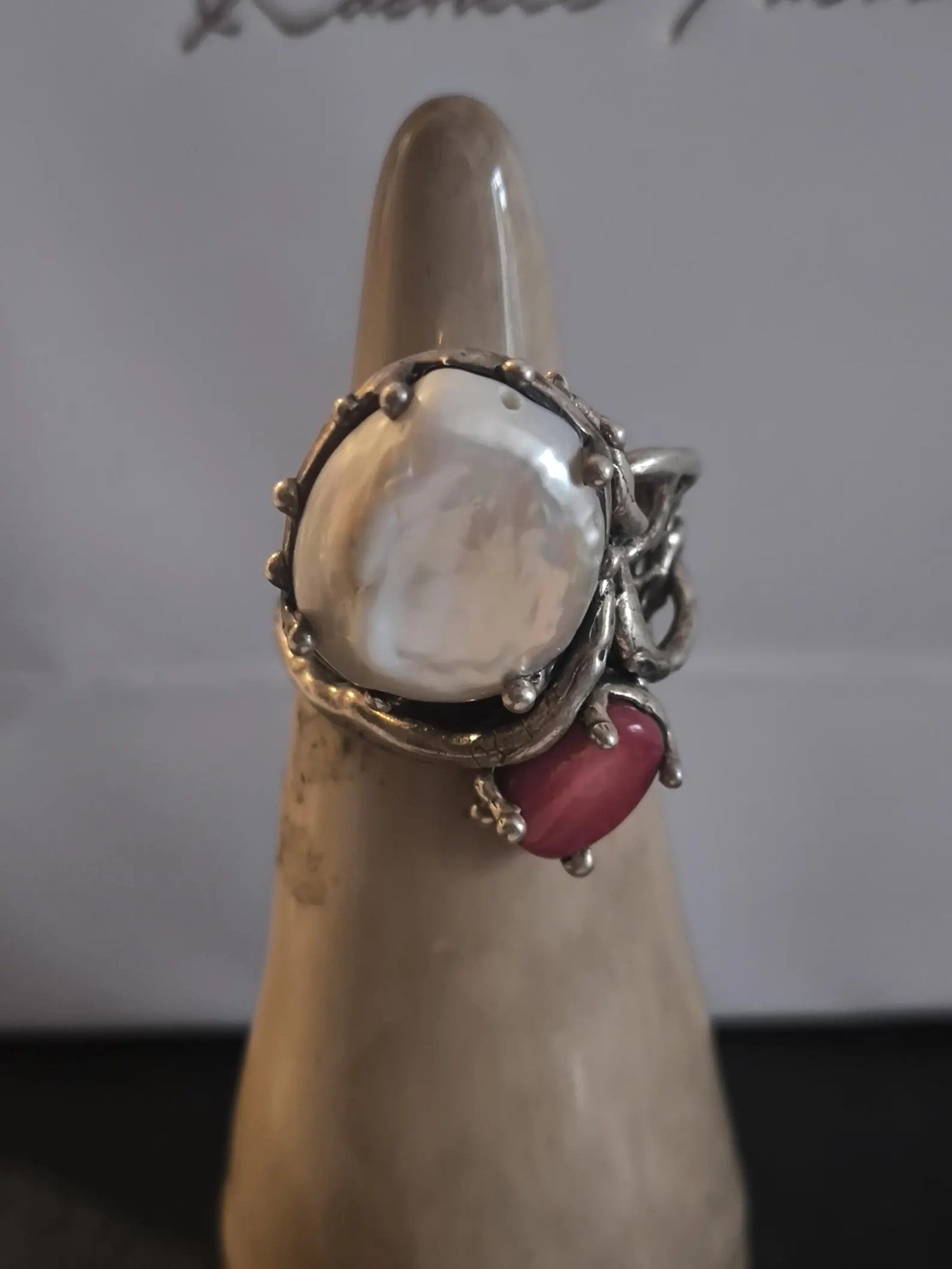 Anello artigianale in argento con perla barocca bianca e corallo rosso naturale