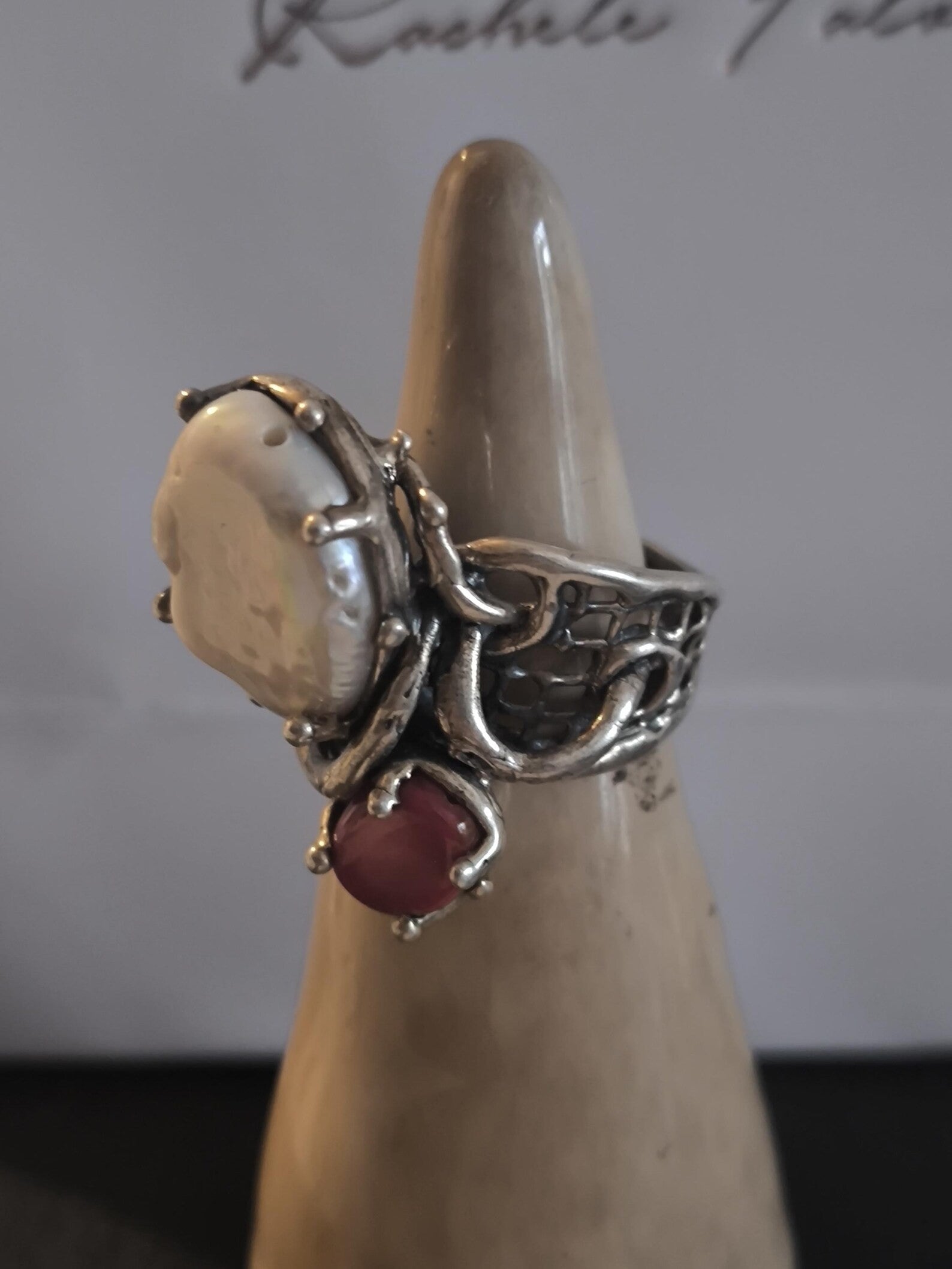 Anello artigianale in argento con perla barocca bianca e corallo rosso naturale