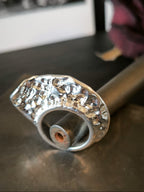 anello artigianale argento puro e resina design moderno