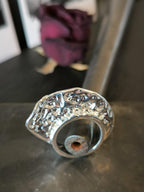 anello artigianale argento puro e resina design moderno