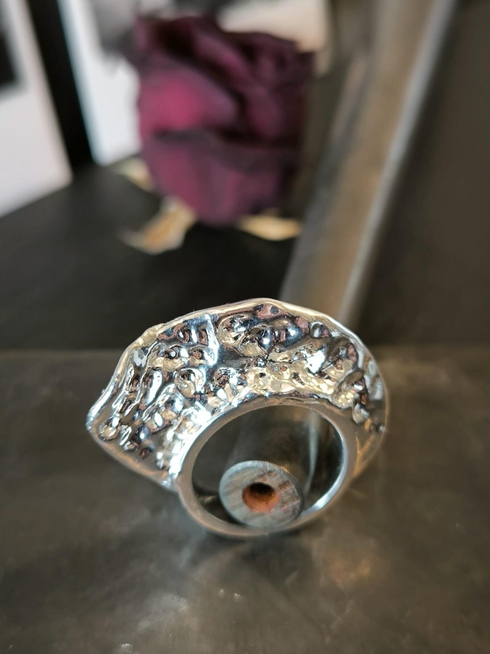 anello artigianale argento puro e resina design moderno
