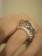 anello artigianale argento puro e resina design moderno