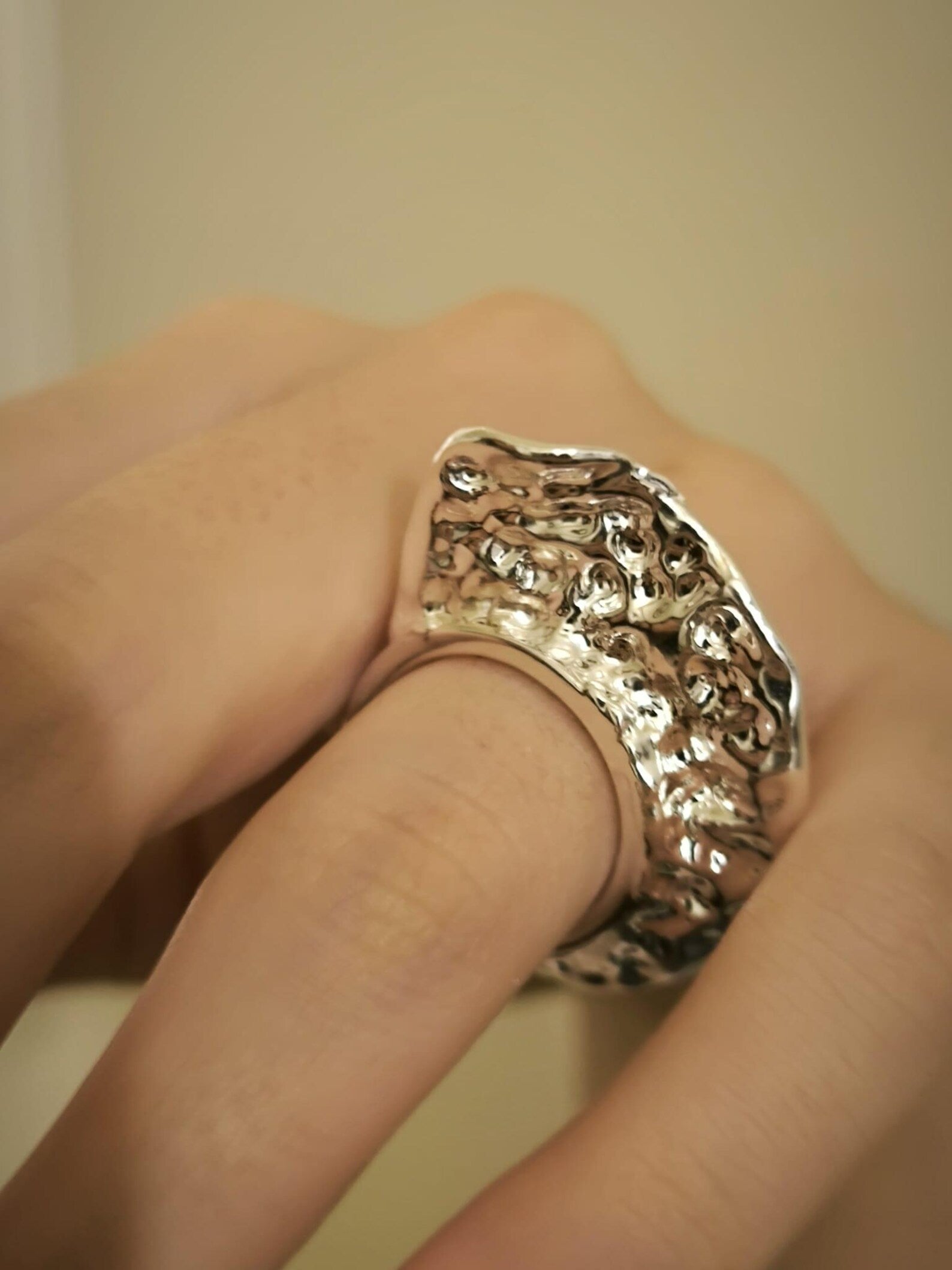 anello artigianale argento puro e resina design moderno