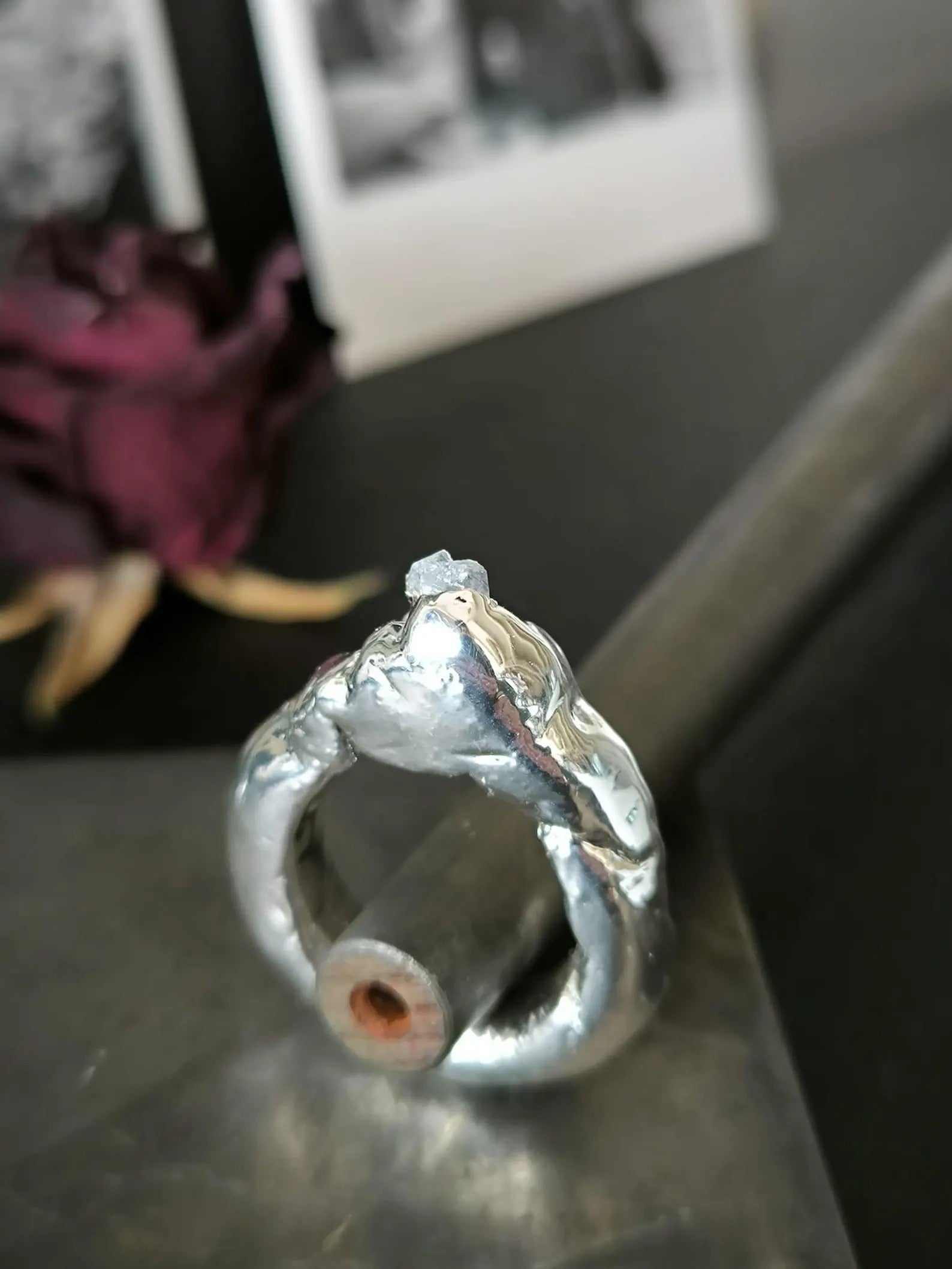 Anello artistico in argento puro e resina scultorea 