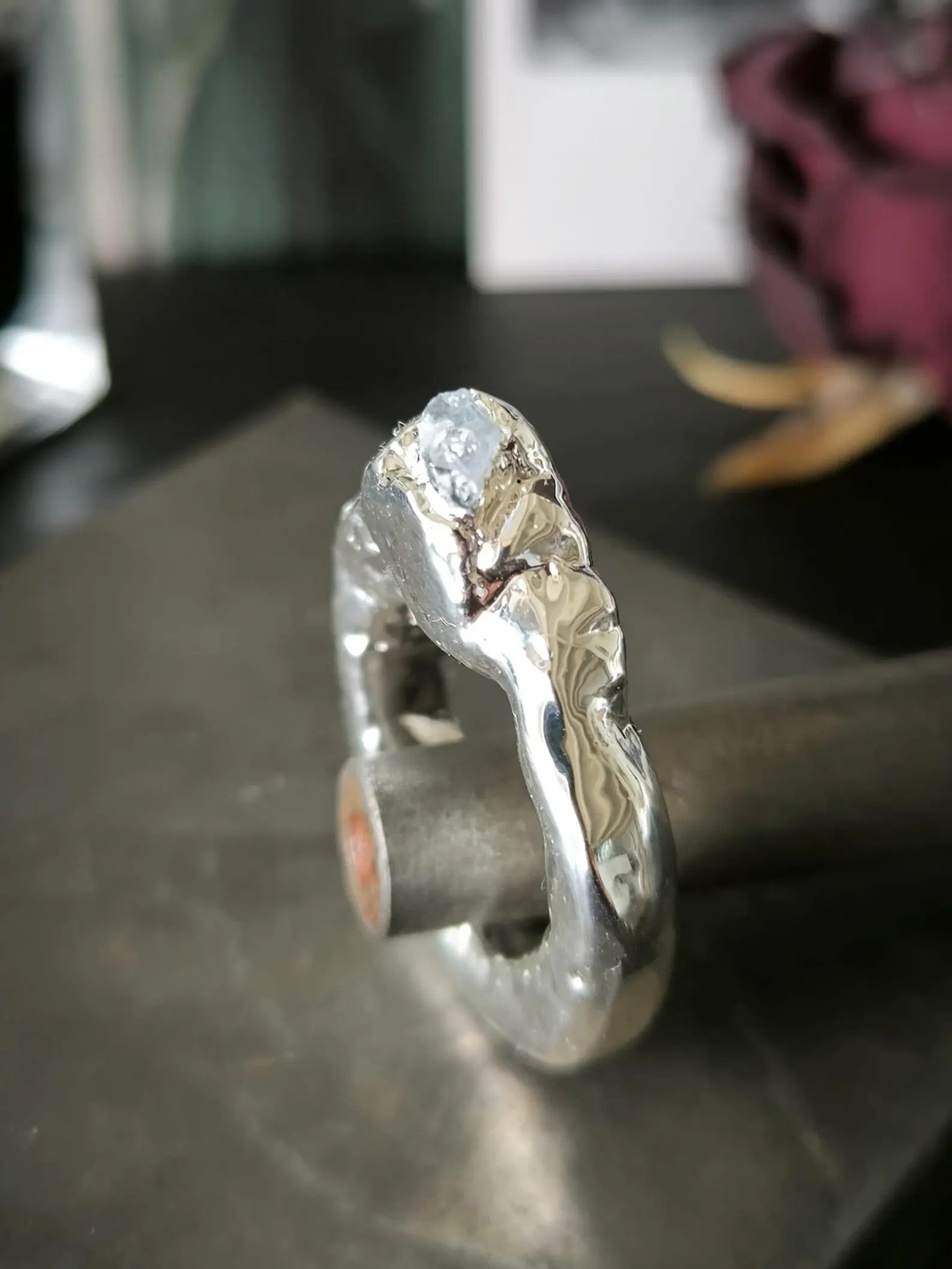 Anello artistico in argento puro e resina scultorea 