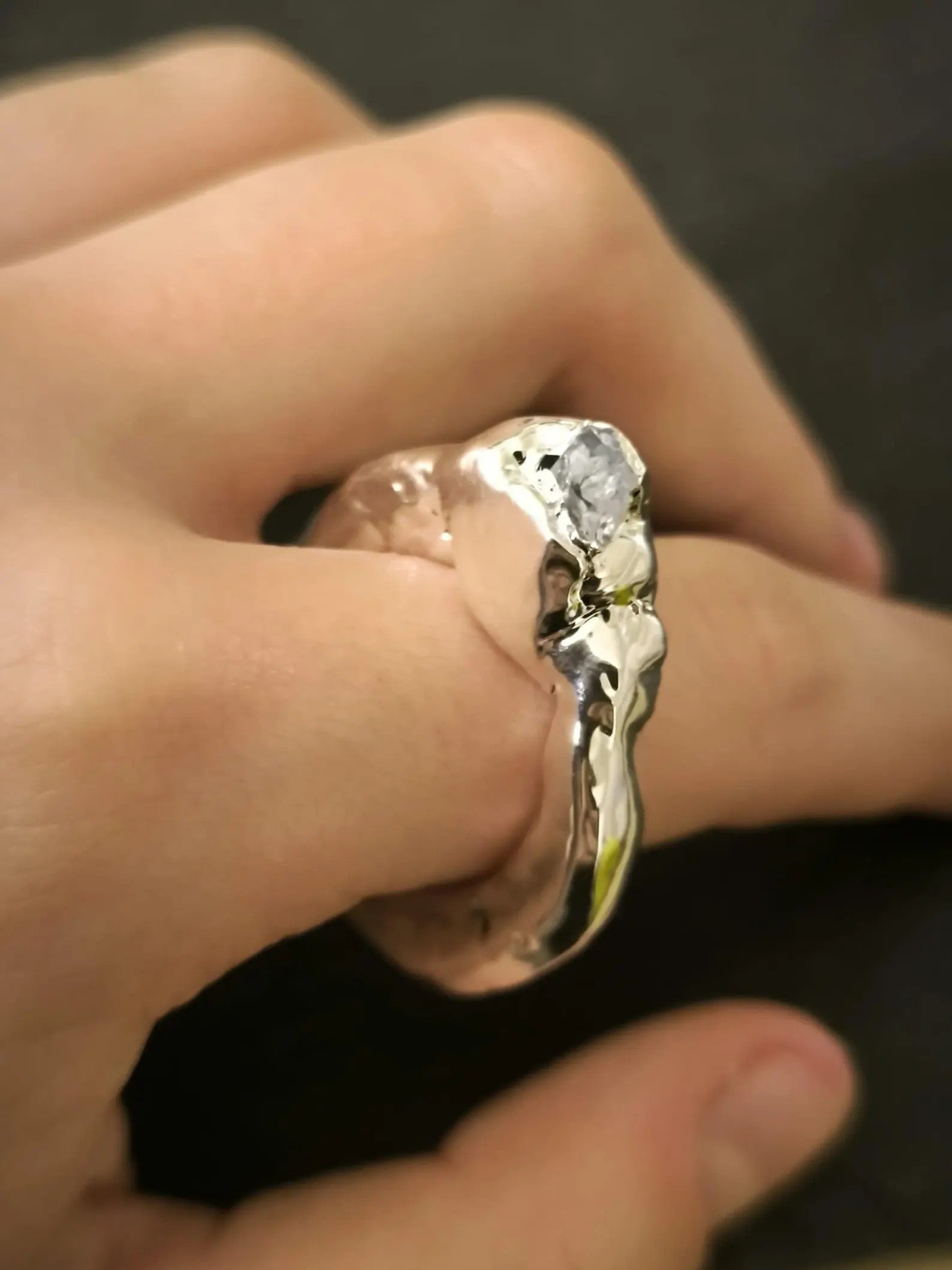 Anello artistico in argento puro e resina scultorea 