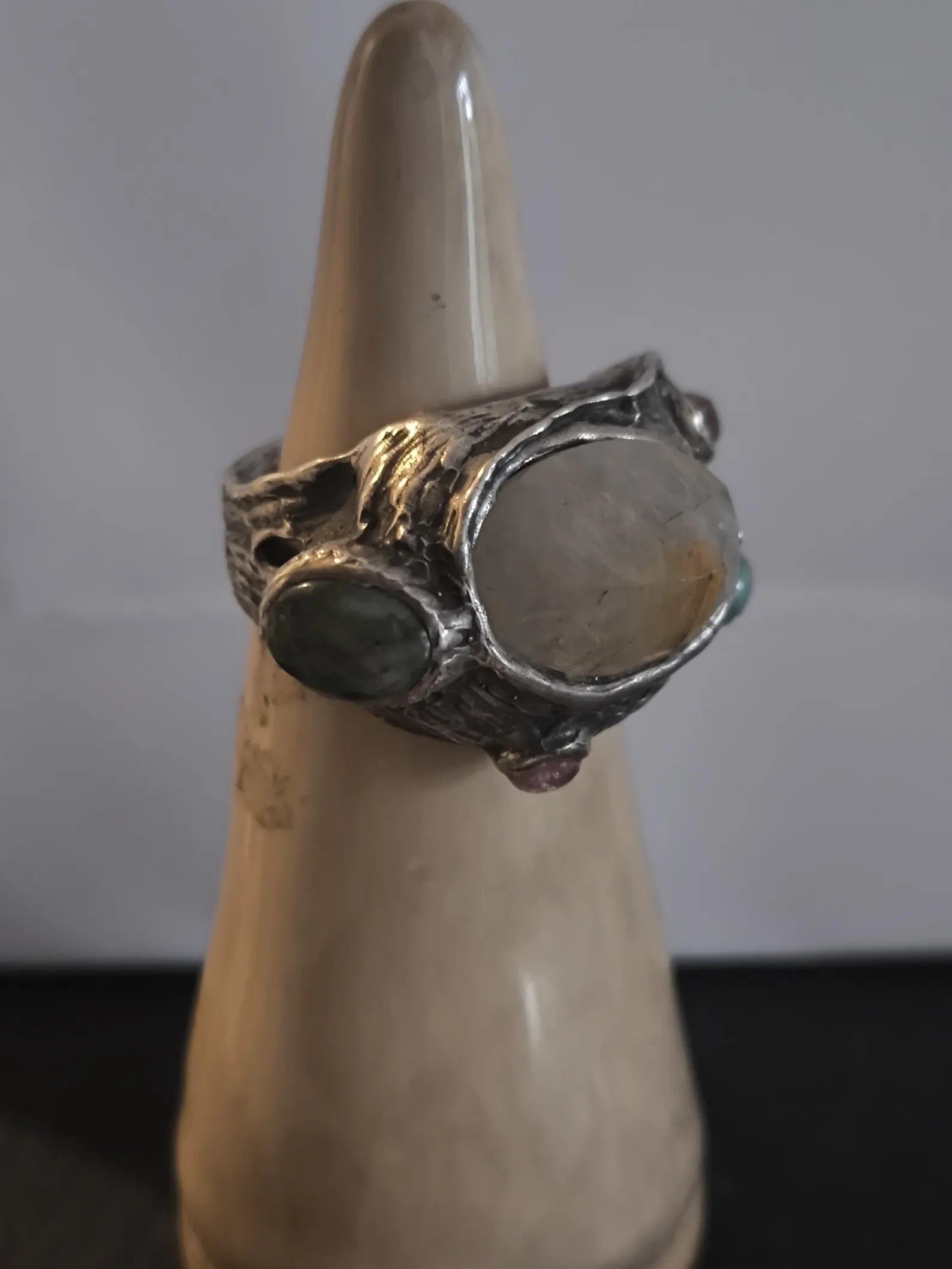 Anello artigianale in argento con quarzite grezza centrale e tormaline naturali rosa e verdi