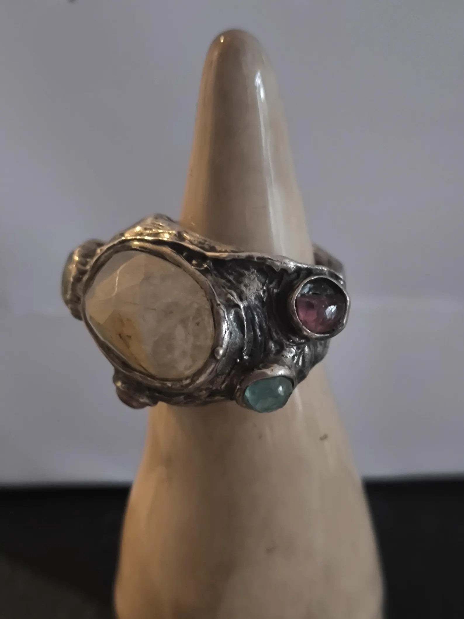Anello artigianale in argento con quarzite grezza centrale e tormaline naturali rosa e verdi
