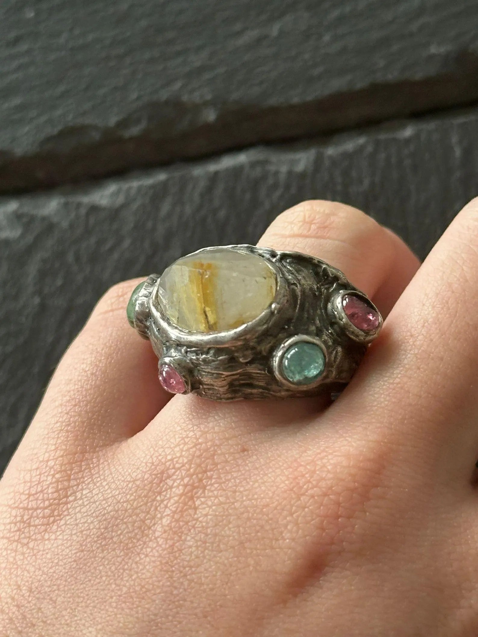 Anello artigianale in argento con quarzite grezza centrale e tormaline naturali rosa e verdi
