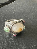 Anello artigianale in argento con quarzite grezza centrale e tormaline naturali rosa e verdi