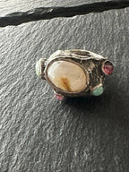 Anello artigianale in argento con quarzite grezza centrale e tormaline naturali rosa e verdi