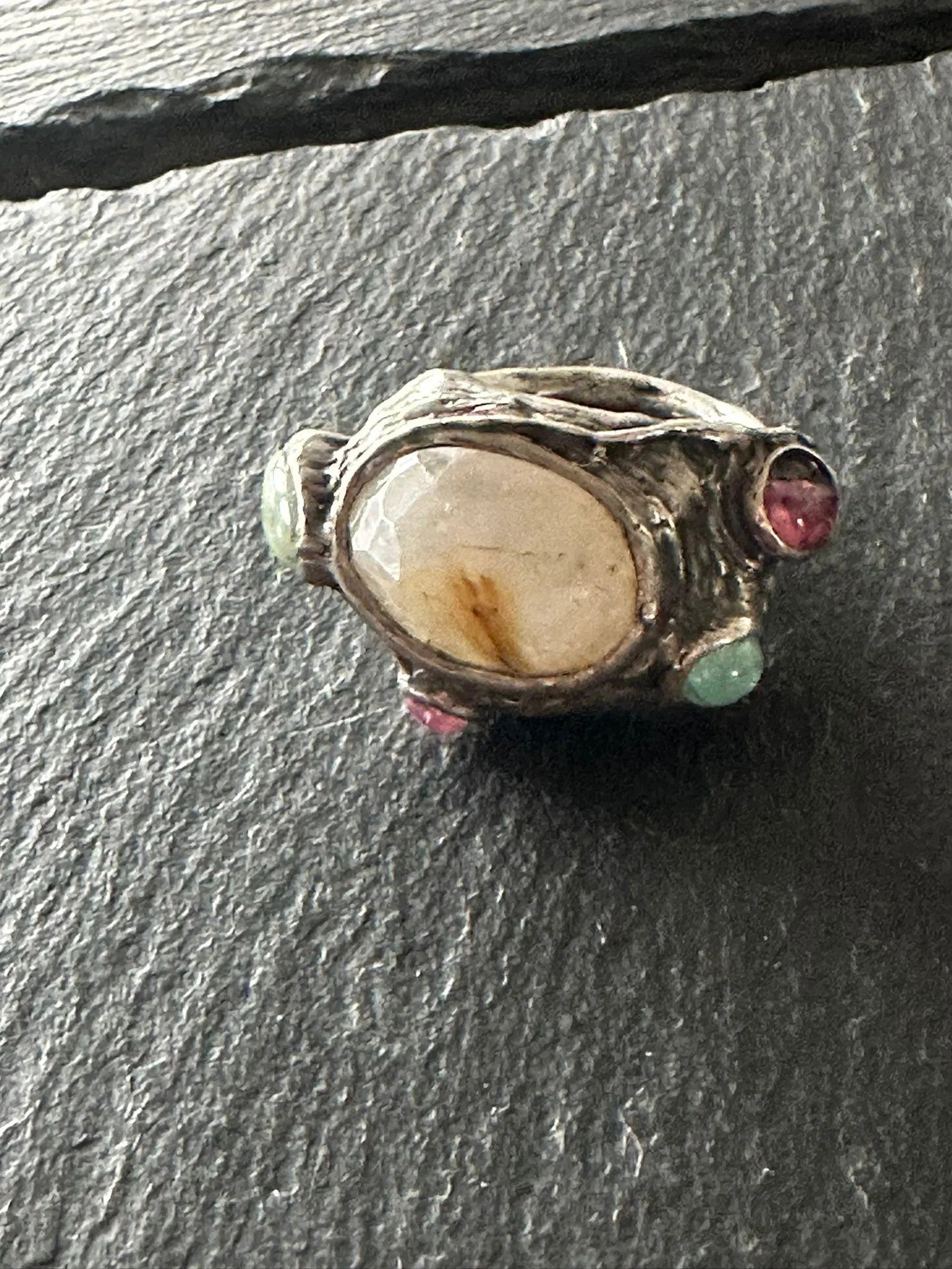 Anello artigianale in argento con quarzite grezza centrale e tormaline naturali rosa e verdi