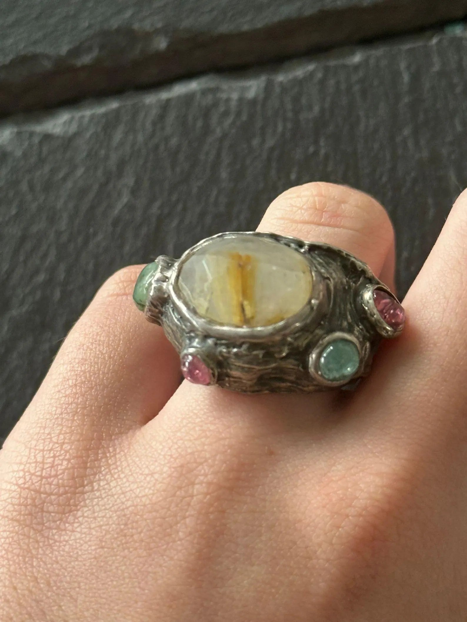 Anello artigianale in argento con quarzite grezza centrale e tormaline naturali rosa e verdi