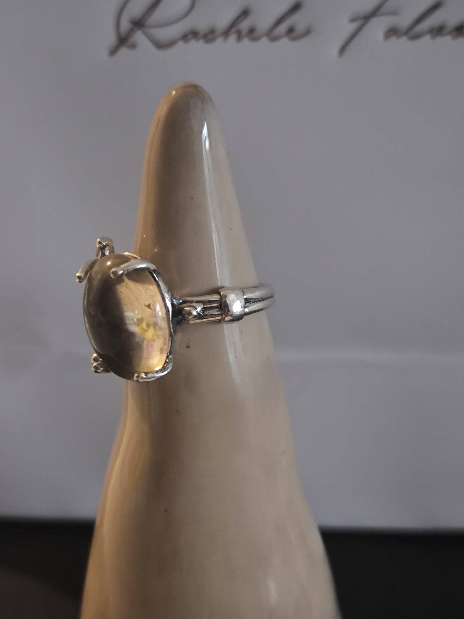Anello regolabile in argento con ambra baltica gialla naturale taglio cabochon